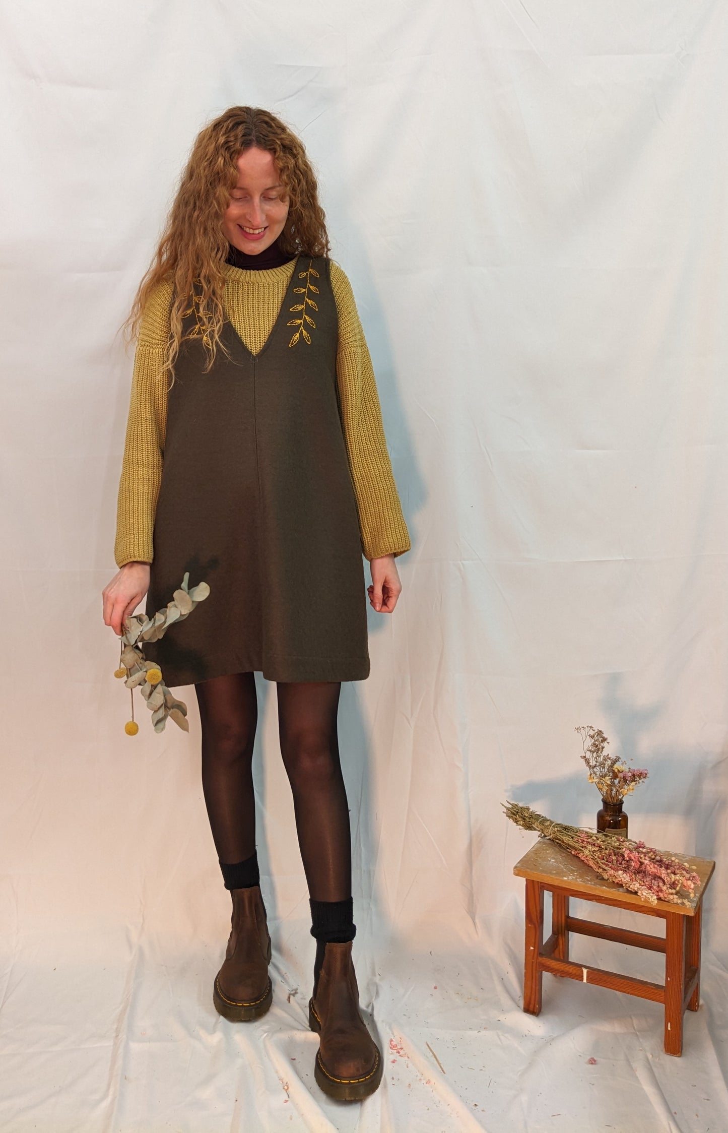 Vestito in lana ricamato a mano.
