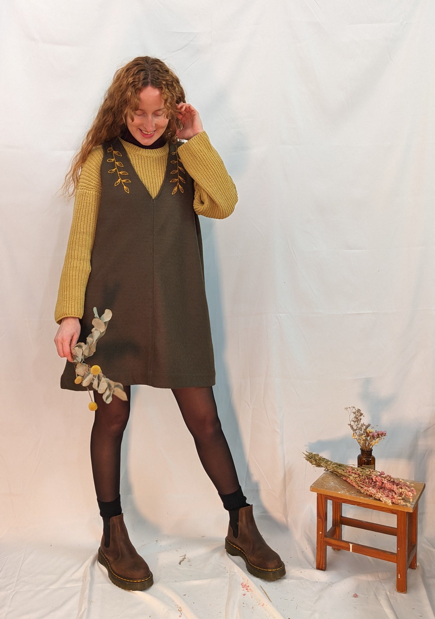 Vestito in lana ricamato a mano.