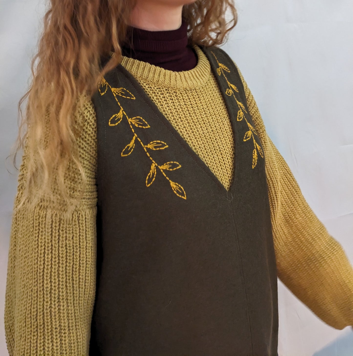Vestito in lana ricamato a mano.