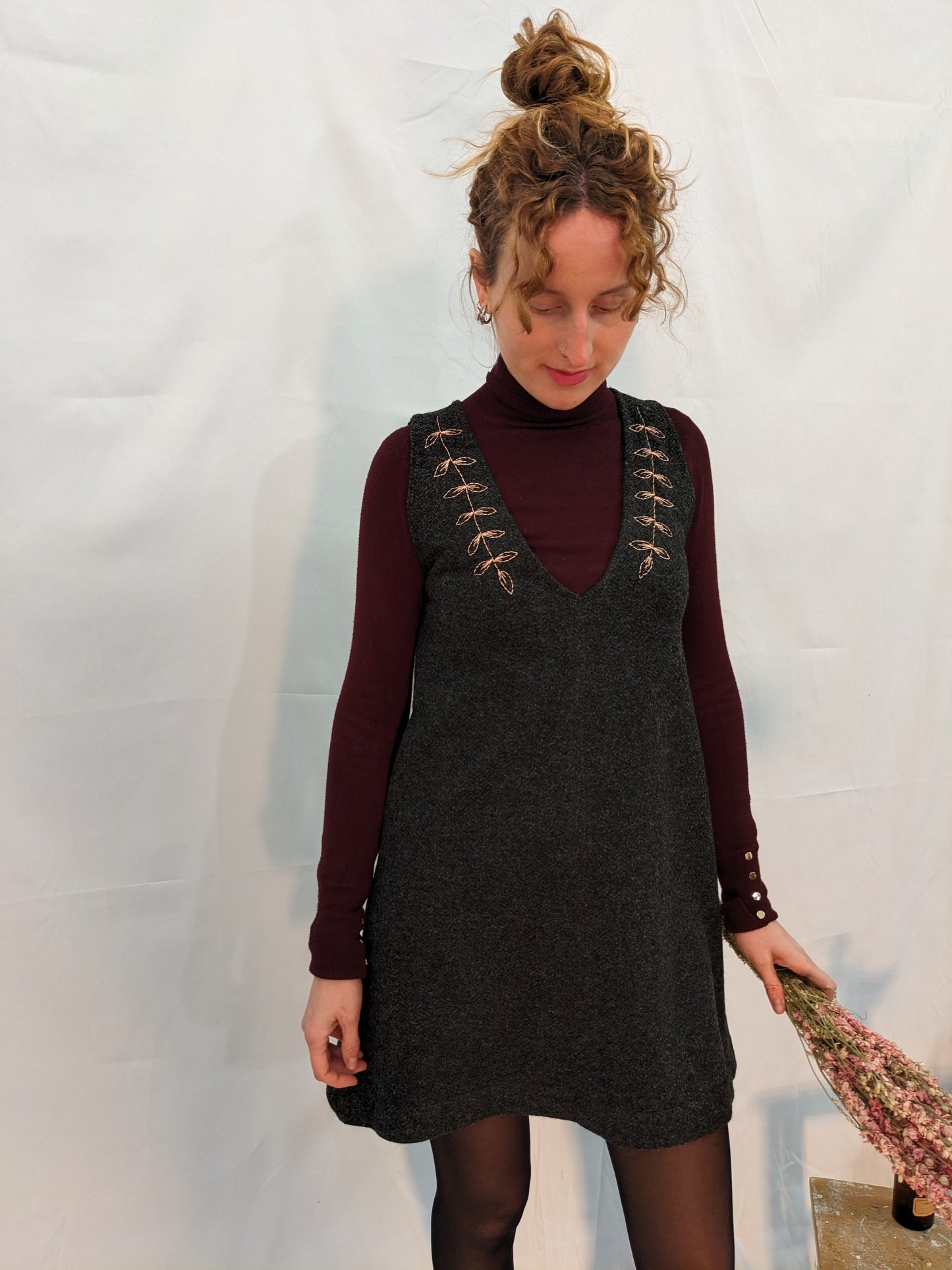Vestito in lana ricamato a mano.