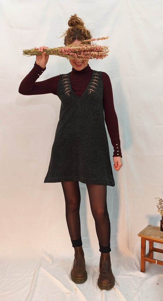 Vestito in lana ricamato a mano.