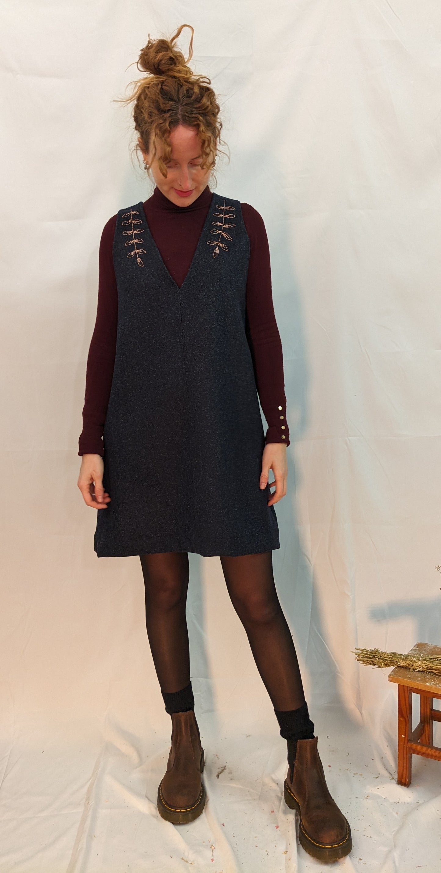 Vestito in lana ricamato a mano.