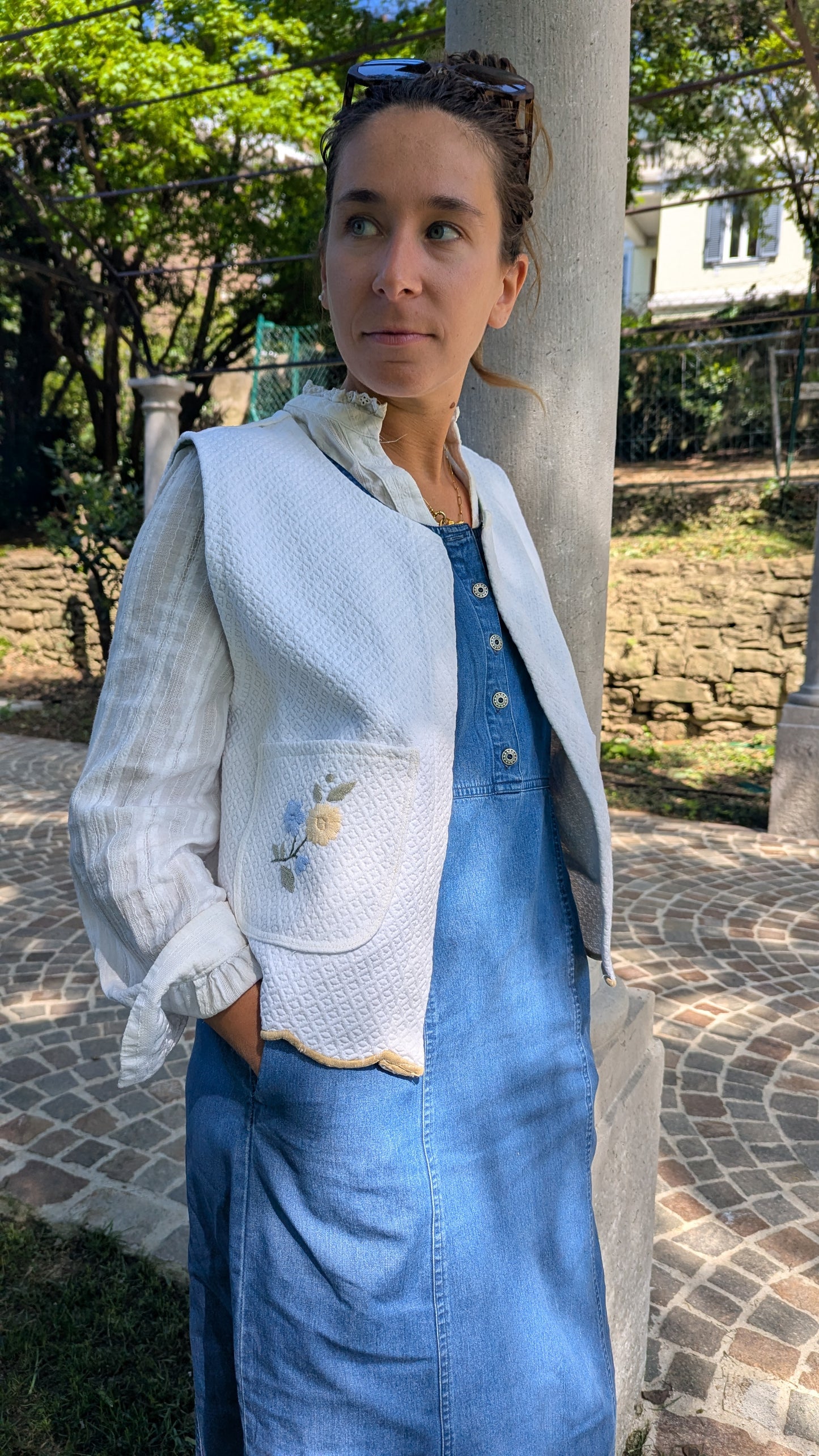 Gilet in cotone ricamato